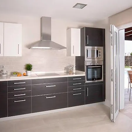 Villa Puerto Del Carmen Sleeps 9 With Pool And Air Con Puerto del Carmen (Lanzarote)