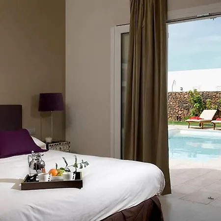 Puerto Del Carmen Sleeps 9 With Pool And Air Con
