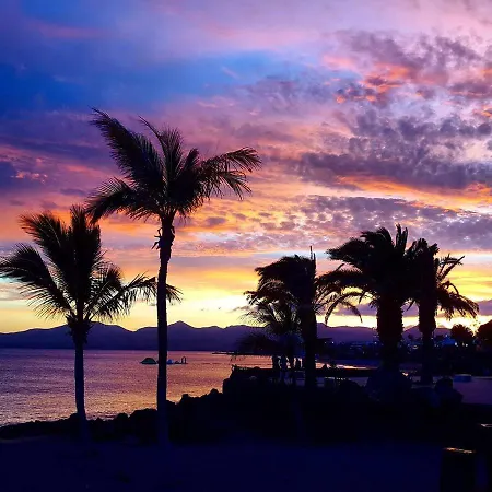Puerto Del Carmen Sleeps 9 With Pool And Air Con *